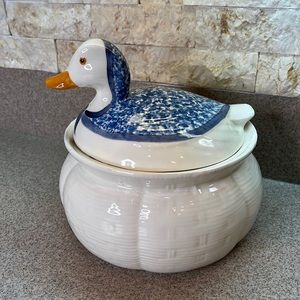 Blue Stipple Country Duck Lid on 3 Quart Round Casserole Bowl basket weave VNTG